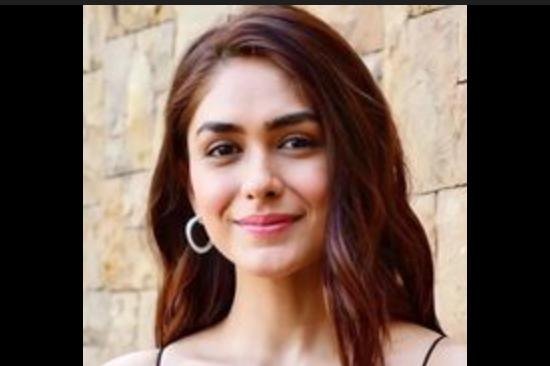 అతడి ప్రవర్తన చూసి దూరం పెట్టాను...మాజీ ప్రియుడి గురించి మృణాల్ కామెంట్స్.